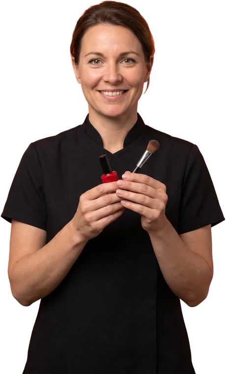 Schoonheidsspecialiste met een penseel en lippenstift